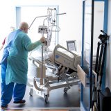 Selon l'étude, un soignant français sur six travaille du côté suisse, où les
frontaliers comptent pour 11% des effectifs totaux, principalement dans le secteur hospitalier (photo d'illustration). KEYSTONE/LAURENT GILLIERON